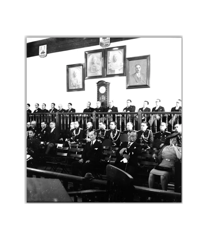 Tribunal con jueces y oficiales, finales de los años 1940