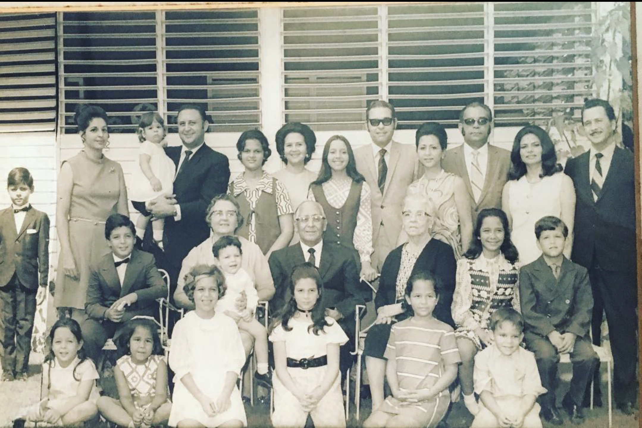 Retrato familiar de Rafael F. Bonnelly Fondeur con su esposa, hijas y nietos, circa 1970
